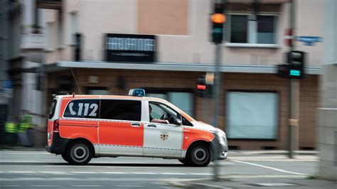 Unfall In Bottrop Auto Prallt Vor Hauswand Zwei Verletzte