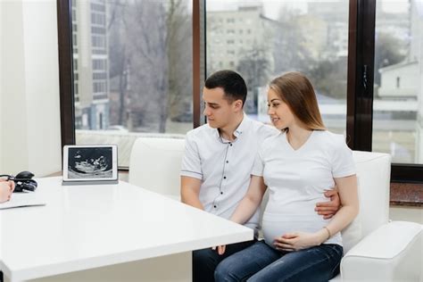 Una Pareja Joven En La Consulta De Un Ginec Logo Tras Una Ecograf A