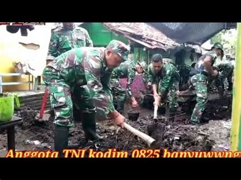 Anggota TNI Kodim 0825 Banyuwangi Bergotong Royong Bersihkan Sampah