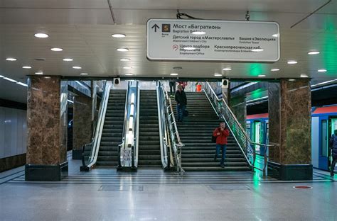 Московское метро временно закрывает вестибюли 20 станций из-за низкой ...
