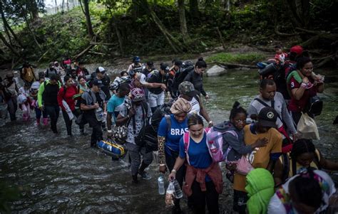 Colombia respalda política de deportación de migrantes de Panamá y EU