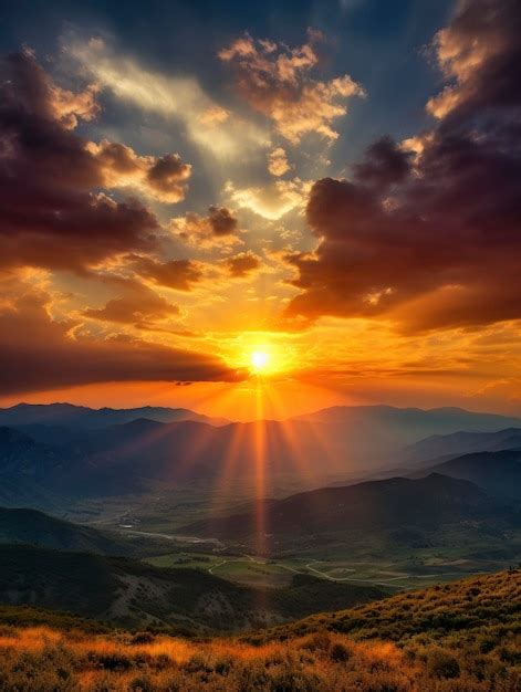 La Puesta De Sol Dorada En Los Alpes Con Muchos Rayos De Sol En El