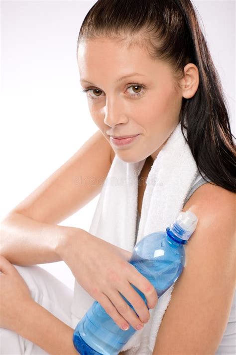 Junge nasse blonde Frau stockbild Bild von öffnung flüssigkeit