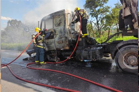 Carreta Pega Fogo Em Rodovia De Formiga Cabine Ficou Completamente