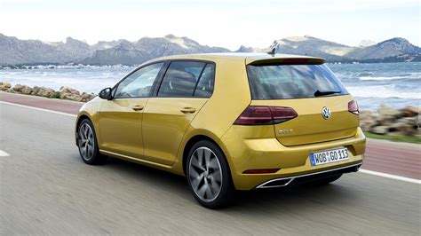 Żółty Volkswagen Golf 7 Facelift