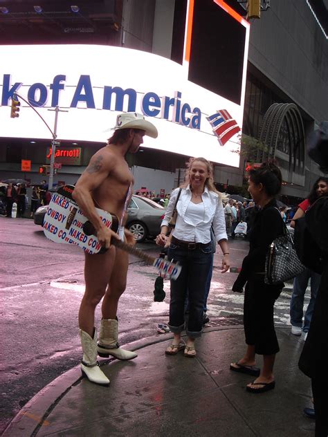 Naked Cowboy 我真的 很努力把他從頭到腳來回搜尋好幾回 一直找不出來小費都放在哪兒 鞋子 不是 內褲 我 Flickr