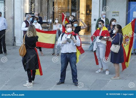 Manifestante Espa Ol Con M Scara Facial Protestando Tocando Una