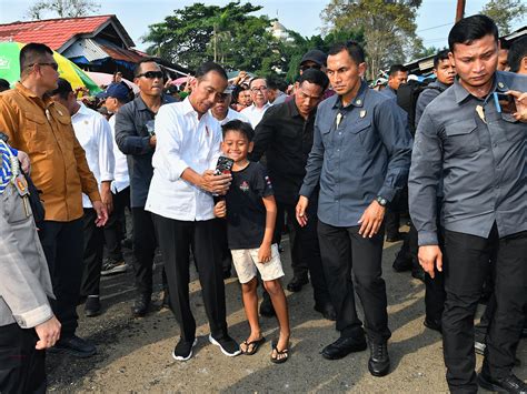 Antusiasme Warga Lampung Utara Sambut Kunjungan Presiden Jokowi Ke