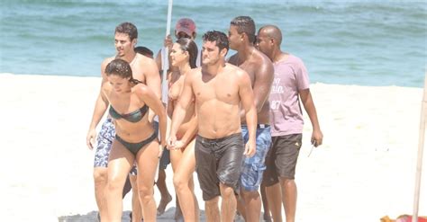 De Biqu Ni Bruna Marquezine Grava Em Fam Lia Em Praia Do Rio De