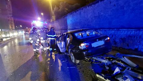 Taranto Auto Si Schianta In Viale Ionio Due Feriti