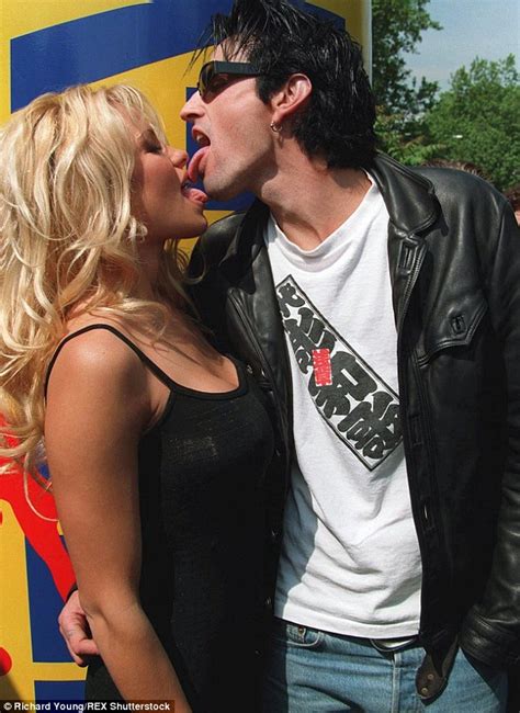 Pamela Anderson Nude As She Celebrates Successful Treatment Of Hep C Daily Mail Online