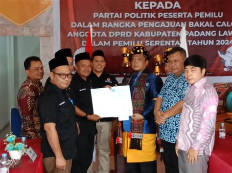 Saat Di KPU Bersama Bacaleg Ternyata Ini Komentar Ketua DPD PAN Padang