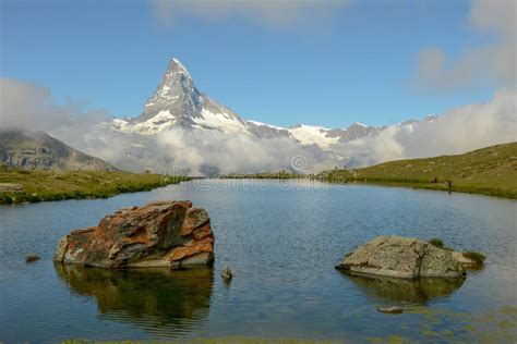 Stellisee Y Monte Matterhorn En Zermatt En Los Alpes Suizos Imagen De