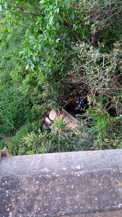 URGENTE Carro cai de ponte que dá acesso ao Costa Rica em Ponta Grossa