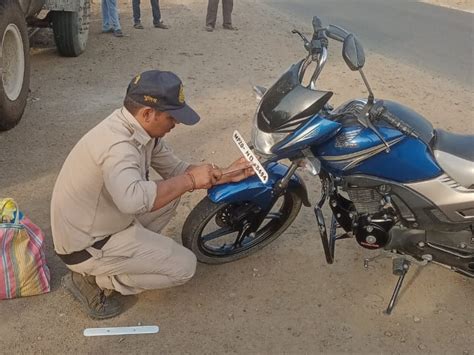 Numbers Written On Vehicles Without Number Soldiers Are Also Putting Number Plates मंडला