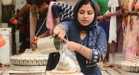 On The Second Monday Of Sawan The Crowd Of Devotees Gathered In The Shiva Temple सावन के दूसरे