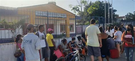 Pais De Alunos Enfrentam Longa Fila Para Matricular Filhos Em Escolas