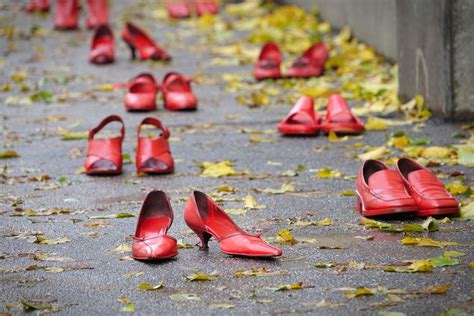 Novembre E Scarpe Rosse Il Simbolo Contro La Violenza Sulle Donne