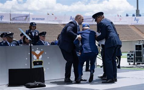 Joe Biden Otra Vez Al Suelo Cae Durante Graduaci N De La Fuerza A Rea