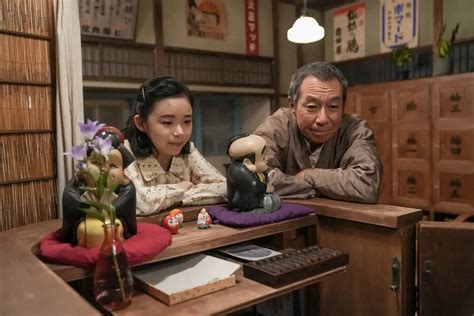 連続テレビ小説「ブギウギ」第40話。はな湯・脱衣所にて。梅吉（柳葉敏郎・左）にはな湯を閉めようと提案をするスズ子（趣里）（c）nhk