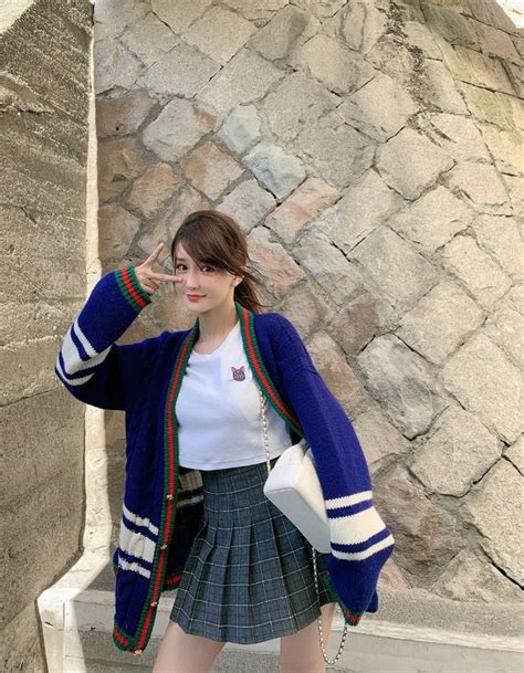 Hot girl hớ hênh để lộ vòng 1 khi livestream cùng bạn thân Sự cố hay lại chiêu trò PR