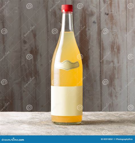 Garrafa Sem Etiqueta Do Licor Amarelo Imagem De Stock Imagem De Estar