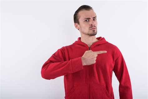 Retrato De Joven Barbudo Contra El Fondo Blanco Foto Premium