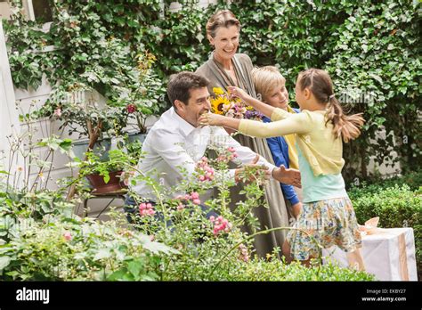 Femme mature avec fille dans le jardin Banque de photographies et dimages à haute résolution