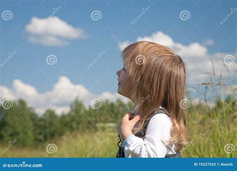 La Petite Fille Regarde Le Ciel Image Stock Image Du Bleu Innocence