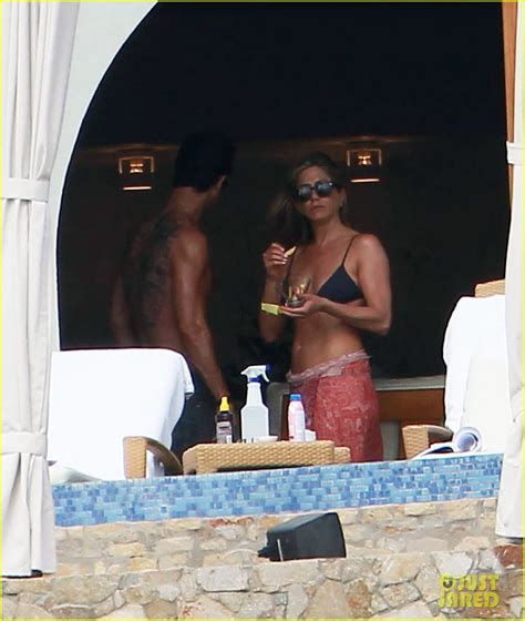 Jennifer Aniston: Bikini Tanning with Justin Theroux!: Photo 2781435 | Bikini, Jennifer Aniston ...