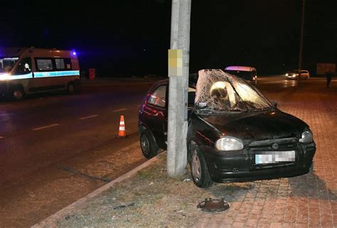 Wypadek na ul Machutty w Kwidzynie 23 latek stracił panowanie nad