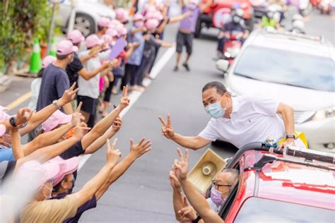 甜笑互動默契十足！侯友宜掃街拜票 民眾全嗨翻 政治 中時新聞網