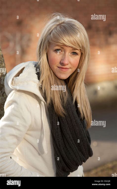 Eine schlanke blonde jährige Teenager Mädchen UK Stockfoto Bild Alamy