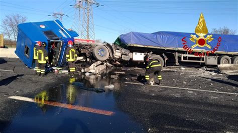 Maxi Incidente Sull Autostrada A Alla Barriera Di Milano Tir Sfonda