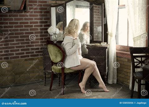 Femme Sexy Regardant Dans Un Miroir De Coiffeuse Photo Stock Image Du