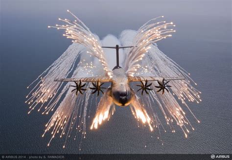Foto A400m Lanzando Bengalas Angel Decoy 2 Aviones De Combate