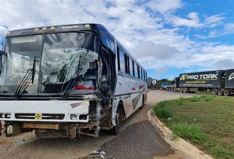 Acidente entre van e ônibus na BR 251 deixa dois mortos e 10 feridos