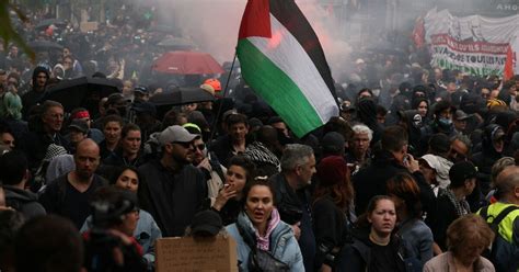 Primo Maggio Scontri Tra Manifestanti E Polizia Al Corteo Di Parigi