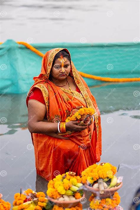 Indian Woman Worship Lord Sun During Chhath Puja Editorial Photography