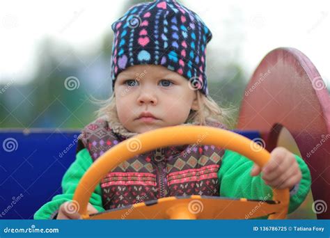 Lenfant Conduit La Voiture En Bois Sur Le Terrain De Jeu De Jardin D