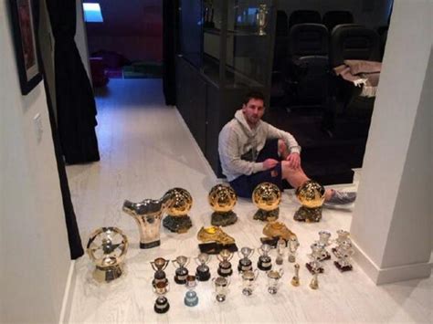 Presumen Foto De Lionel Messi Con Sus Trofeos