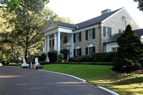 A Travel Guide for How to Visit Graceland on a Budget