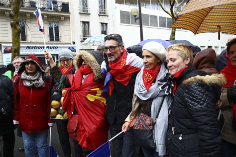 Les Foulards Rouges Font Leur Retour Pour Dire «stop Aux Gilets Jaunes