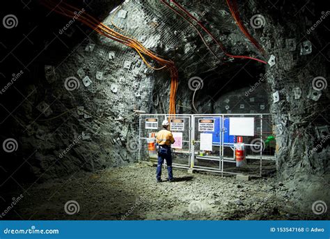 Lectricien Dans La Mine Souterraine Photo Stock Image Du Souterrain