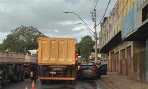 Acidente próximo ao Anel Rodoviário complica trânsito sentido Centro de