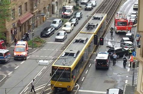 Stadtbahn kollidiert an der Bebelstraße mit Auto