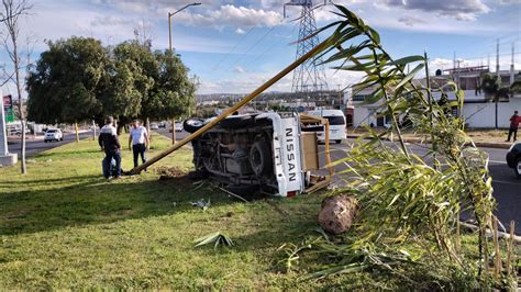 Veloz Conductor Sufri Una Volcadura Tras Impactarse Contra Un Poste De