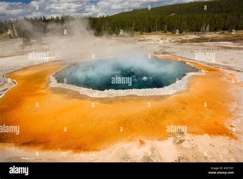 Morning Glory Pool Un Manantial De Aguas Termales En La Cuenca Del