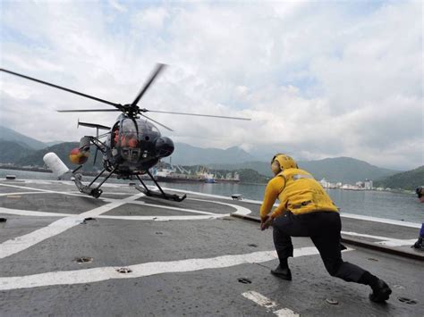 軍武》海軍宜陽艦女艦長 成功指揮直升機起落艦操演 Nownews 今日新聞 Line Today