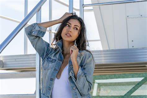 Precioso Bikini De Raza Mixta Modelo Posando Al Aire Libre En Una Playa Del Caribe Foto De